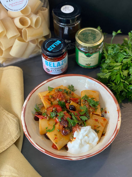 Recette de pâtes aux olives noires, câpres et harissa à la rose