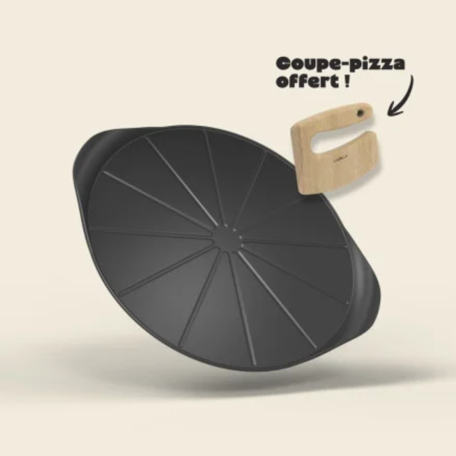 Le formidable plat à pizza avec couteau