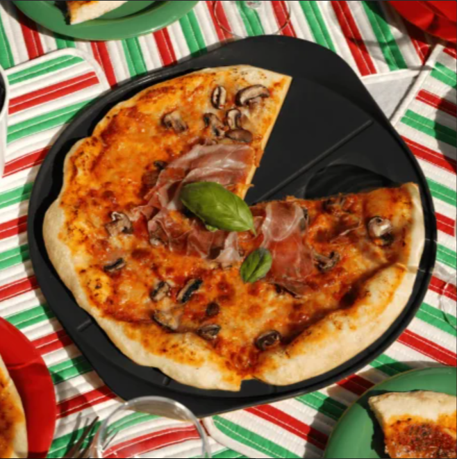 Le formidable plat à pizza avec couteau