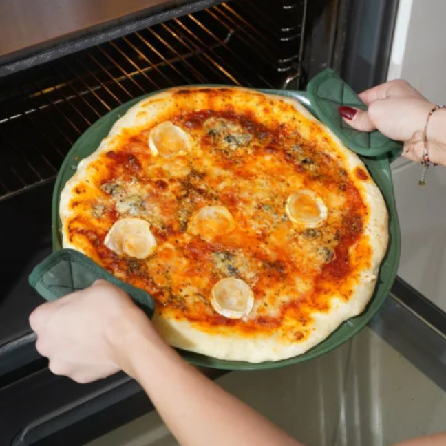 Le formidable plat à pizza avec couteau