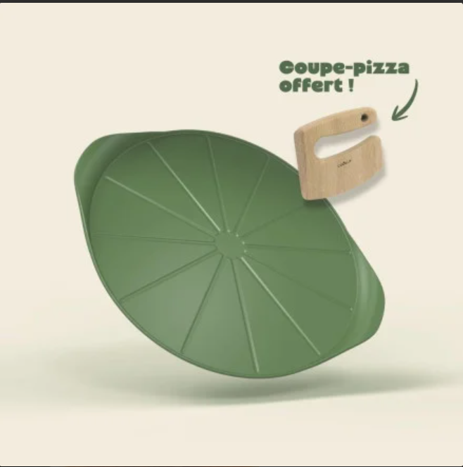 Le formidable plat à pizza avec couteau